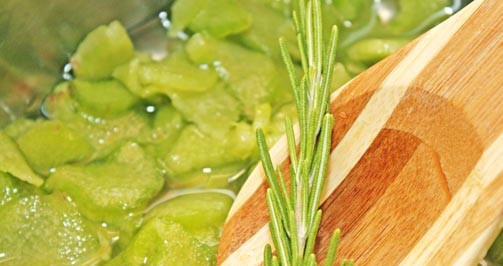 1. Этап. Варенье из ревеня на зиму: Утром перекладываем ревень вместе с соком в кастрюльку, добавляем веточку розмарина и ставим на огонь. Варим варенье в течение 5-10 минут после закипания, постоянно помешивая.