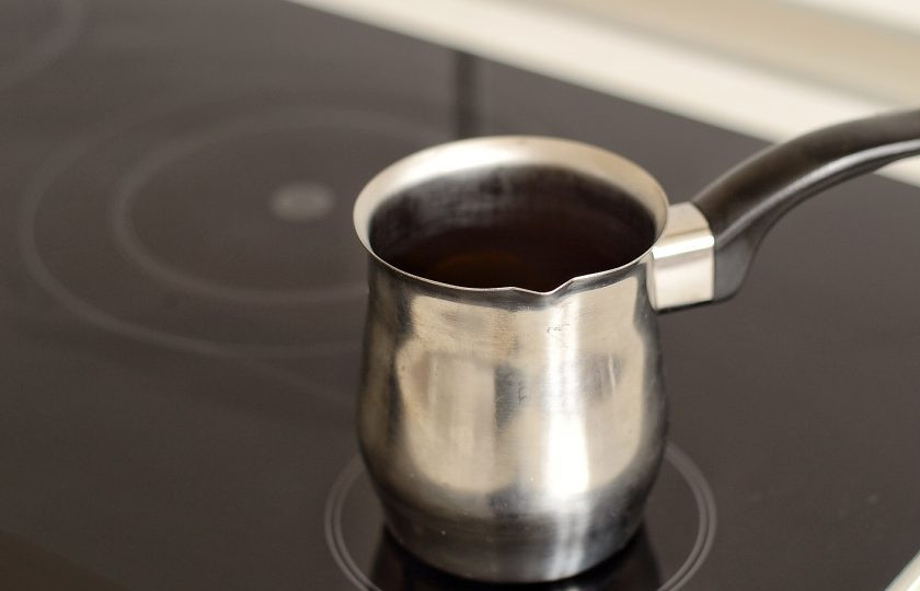 1. Этап. Капучино в турке: Поставьте турку на огонь чуть выше среднего. Как только поднимется шапочка из кофе — снимайте. Перемешайте, снова доведите до кипения. Повторите еще один раз.