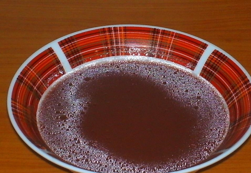 1. Этап. Вкусная курочка: 4. Вливаю к ингредиентам в миске красное вино и еще раз все смешиваю.