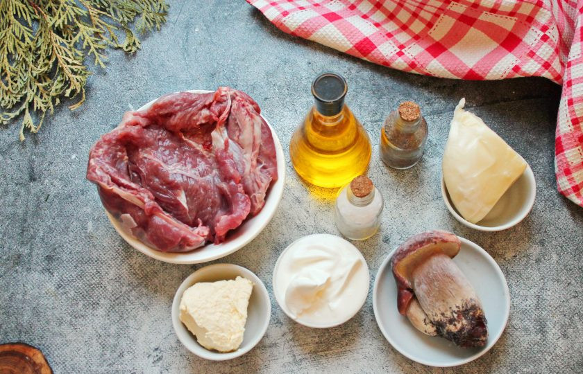 1. Этап. Индейка с белыми грибами: Подготовьте все необходимые ингредиенты для приготовления. Филе индейки вымойте и обсушите.