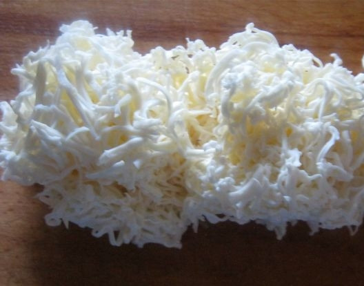 1. Этап. Сырный суп с картошкой: 3. Натираем плавленый сыр, отправляем его в кастрюлю в тот момент, когда картофель закипит и поварится около 10 минут.