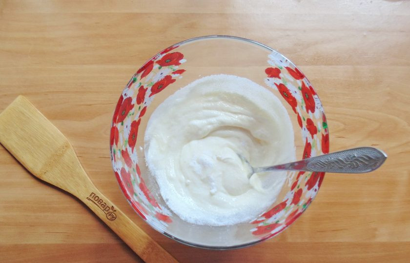 1. Этап. Сметанный торт без яиц: Перемешайте сметану с сахаром и добавьте соду.