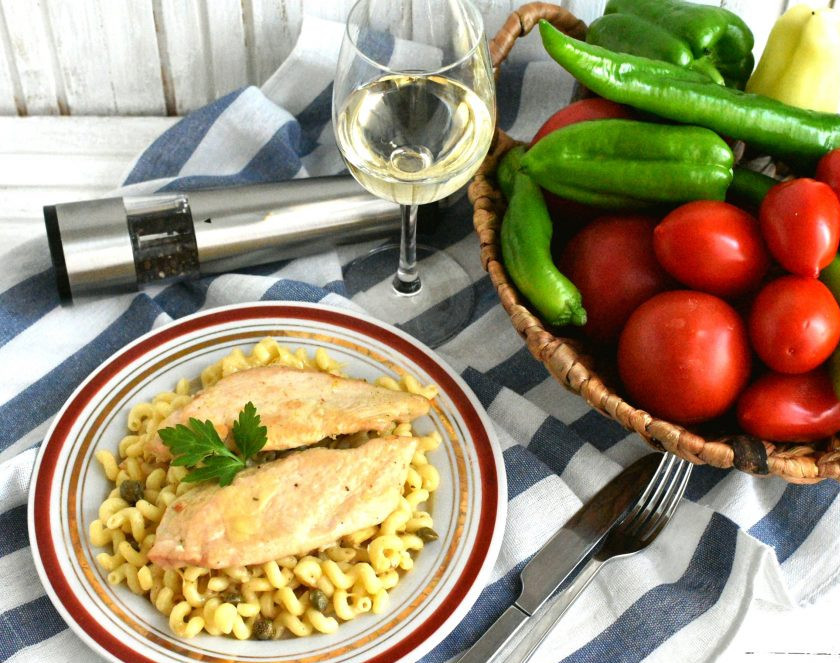 1. Этап. Куриная пикката с артишоком: Подавайте тотчас же, разложив по подогретым тарелкам пасту с соусом и выложив сверху куриное филе. Присыпьте петрушкой и немного пармезаном. Bon appetit!