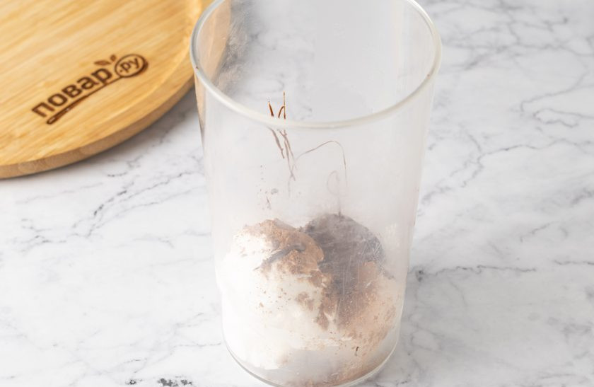 1. Этап. Шоколадно-молочный коктейль с мороженым: Соедините в стакане для блендера шоколадную пасту, мороженое и какао-порошок.