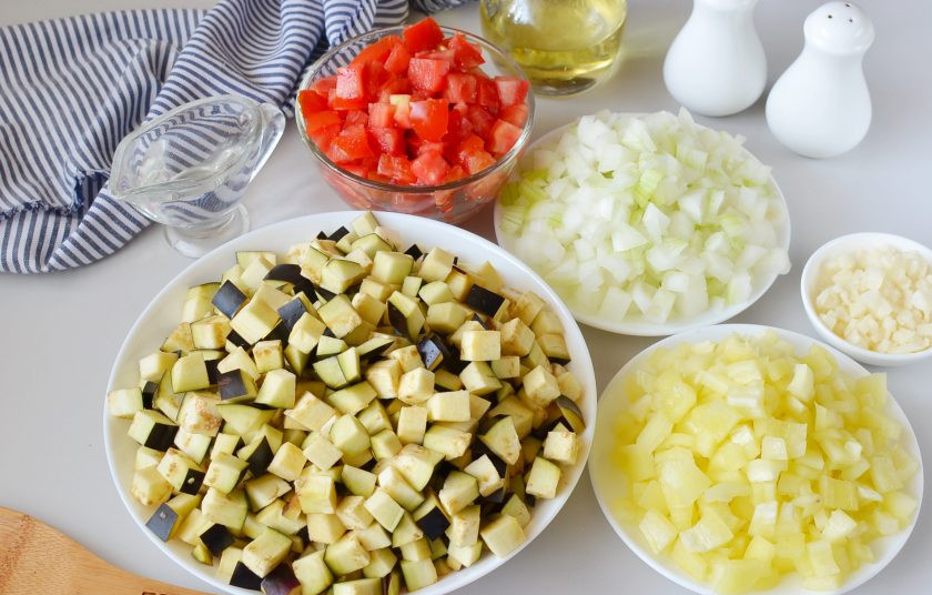 1. Этап. Икра баклажанная на зиму: Все овощи тщательно вымойте, очистите. Если баклажаны не молодые, то кожуру нужно снять, у меня сегодня с нежной тонкой кожицей, я не снимала. То же самое касается и помидоров, если кожура плотная, снимите ее, обварив помидоры в кипятке. Все порежьте маленькими кубиками.