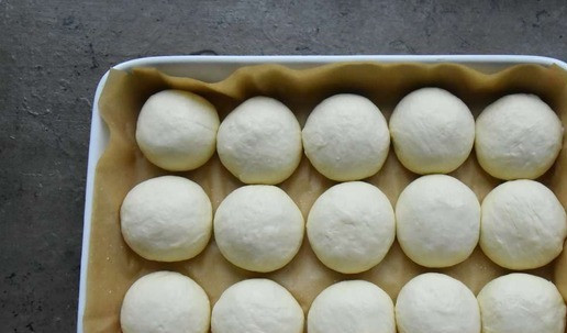 1. Этап. Картофельные булочки с сыром: Противень выстилаю силиконизированной бумагой и выкладываю заготовки булочек.