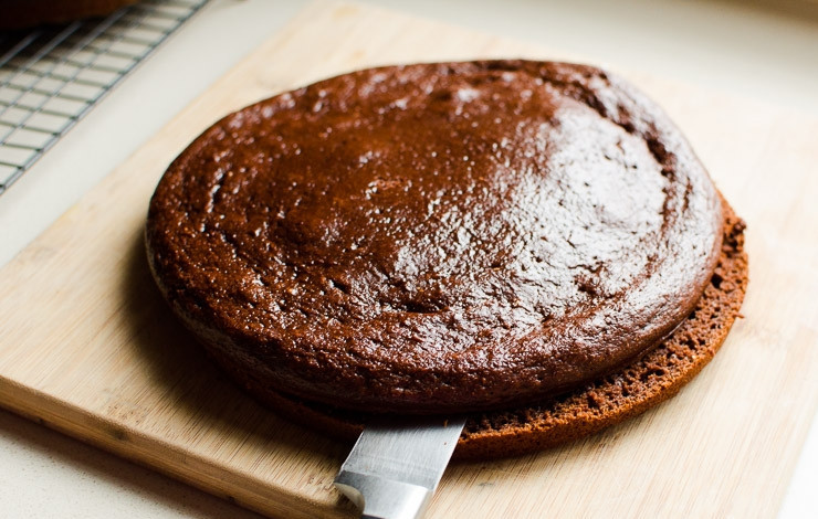 1. Этап. Шоколадный торт без сахара: 8. Остудите коржи и разрежьте каждый пополам.