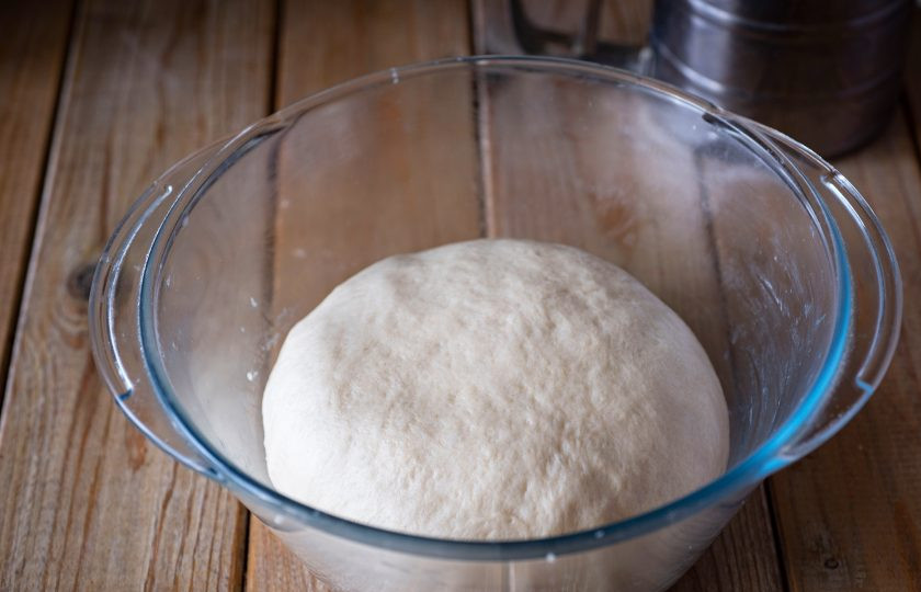 1. Этап. Булочки простые: В итоге у вас должно получиться мягкое тесто, которое не прилипает к рукам. Возможно муки может потребоваться чуть больше, или чуть меньше указанного количества в ингредиентах. Тесто округлите в миске, накройте кухонным полотенцем и дайте ему 20 минут на подъем, затем его нужно обмять.