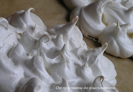 1. Этап. Кокосовый торт-безе с ананасами: Готовое безе должно полностью высушиться и легко отставать от бумаги.