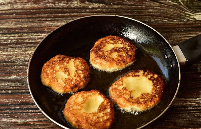 1. Этап. Сырники с кунжутом: Обжарьте сырники до красивого и румяного цвета с двух сторон.