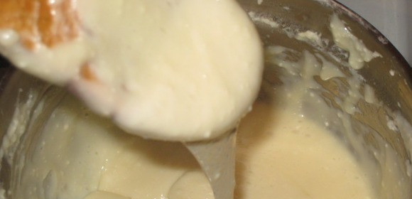 1. Этап. Торт Катерина: 4. Делаем сырную основу. Творог растираем с яйцом, 1 ст.л. сахара, маслом и содой (0.5 ч.л. или 1 ч.л. разрыхлителя). Ставим на водяную баню, мешаем, пока не выйдет такая консистенция, как на фото.