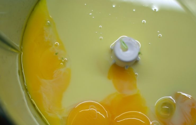 1. Этап. Пирог с лимонной начинкой: В миксере или блендера хорошенько взбиваем сгущенное молоко с 4 желтками.