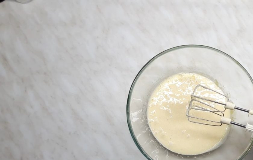 1. Этап. Простой кулич без дрожжей: 1. В творог добавьте сметану, измельчите эти два ингредиента блендером. Далее добавьте в сахар яйца и еще раз перемешайте все с помощью миксера. Масса должна увеличиться в два раза и посветлеть.