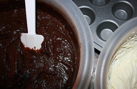 1. Этап. Брауни с начинкой: 3. Тесто отставьте в сторону и теперь самое время заняться кремом. Для начинки нужно соединить сливочный сыр, сахар и желток. Взбейте все миксером до однородной массы.