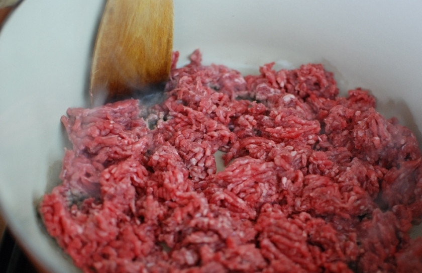 1. Этап. Густой итальянский томатный суп с макаронами и фаршем: В большой кастрюле обжариваем говяжий фарш.