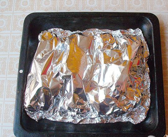 1. Этап. Фаршированные шампиньоны в фольге: 5. Фольгу аккуратно завернем, накрываем фаршированные шляпки, своеобразным кармашком защиплем края фольги. Грибы будут готовиться там и на пару, и в в соке.