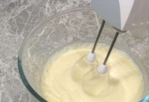 1. Этап. Чизкейк без выпечки классический: Взбейте сливки с сахаром.