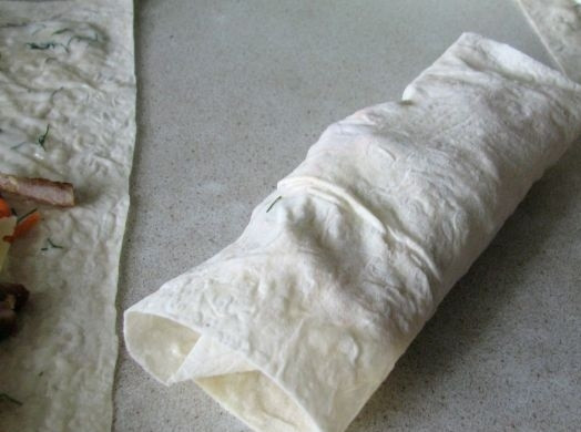 1. Этап. Свинина в лаваше: 7. Готовые рулеты обжариваю на сковороде с добавлением нескольких капель подсолнечного масла.