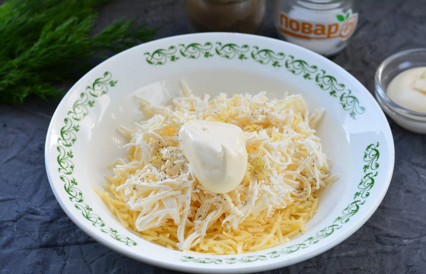 1. Этап. Сырный паштет: Добавьте майонез, соль и черный перец по вкусу.