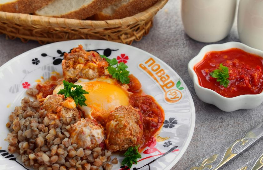 1. Этап. Фрикадельки с томатным соусом и яйцом: Готовые фрикадельки с яйцом подавайте с рубленой зеленью и любимым гарниром. Приятного аппетита!