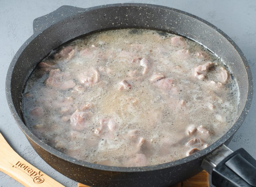 1. Этап. Куриные желудки с овощами: Желудки помойте, при необходимости очистите и нарежьте на 2-3 части. Выложите в сковороду с высокими бортиками или в сотейник. Залейте водой, посолите по вкусу и варите после закипания 45-50 минут на среднем огне.