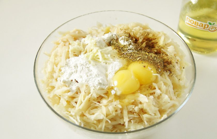 1. Этап. Картофельные оладьи по-мински: 3. Добавьте к нему яйца, муку, два измельченных зубчика чеснока, соль и специи по вкусу.