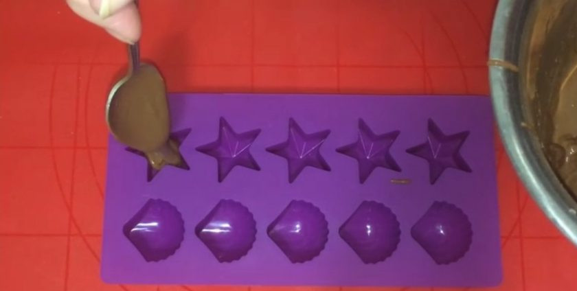 1. Этап. Молочный шоколад: 2. Когда сухое молоко хорошо разойдется, добавьте сахарную пудру и хорошо размешайте. Разлейте шоколад по формочках (лучше всего использовать силиконовые формы).