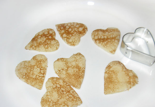 1. Этап. Блины на кефире с кипятком: Готовые блины на кефире с кипятком вырезаем в форме сердечек и поливаем клубничным вареньем (или любым, которое у вас есть). Вот и все! Приятного аппетита)