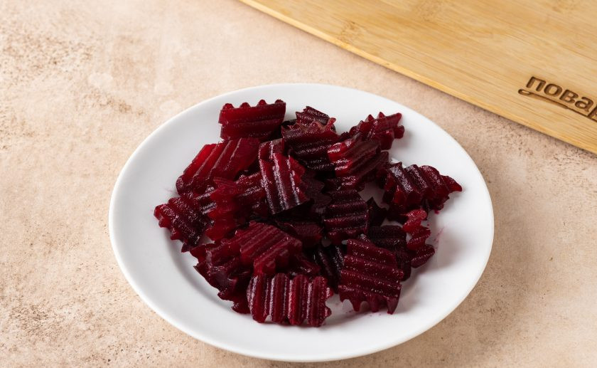1. Этап. Свекольный салат с медовой заправкой: Затем остудите, очистите и нарежьте ломтиками средней толщины. Я для этого использую фигурный нож.
