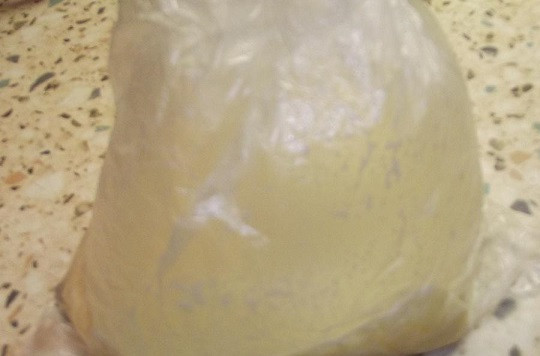 1. Этап. Вареный омлет в пакете: 4. Теперь необходимо подготовить обыкновенный полиэтиленовый пакет или рукав для запекания. Аккуратно перелить яичную массу в него и плотно закрепить верх. Края должна быть скреплены хорошо, чтобы в процессе варки омлет не вытек.