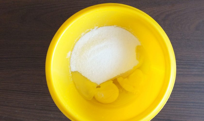 1. Этап. Сахарный пирог с яблоками: В отдельной чаше соедините яйца и 200 грамм сахара.