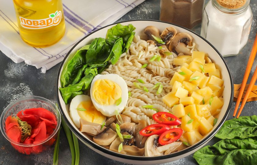 1. Этап. Рамен с сыром: Промойте и измельчите зеленый лук, присыпьте им блюдо сверху. Подайте рамен с сыром к столу горячим вместе с васаби и маринованным имбирем.