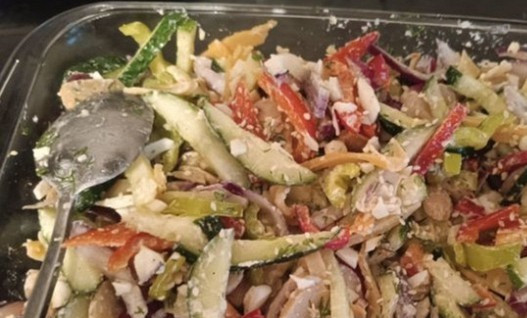 1. Этап. Салат с кальмарами: Перемешать салат, поперчить и посолить по вкусу, добавить оливковое масло (можно растительное). Поставить в холодильник остудиться (минут 10-20), потом посыпать кунжутом и подавать!