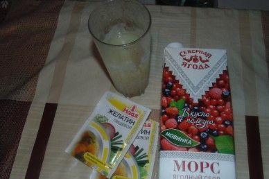 1. Этап. Икра из желатина для торта: Готовим все продукты для приготовления икры. Подсолнечное масло наливаем в высокий стакан и отправляем в морозилку. Оно должно загустеть.