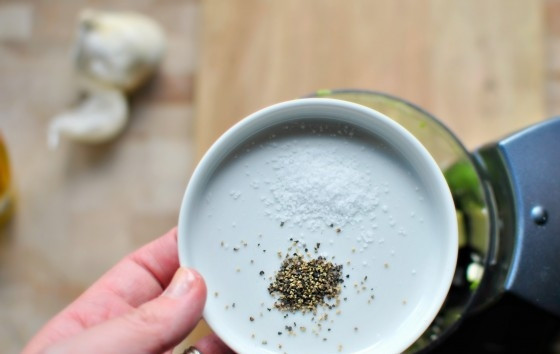 1. Этап. Заправка для салатов из авокадо: 5. По вкусу добавьте соль и перец.