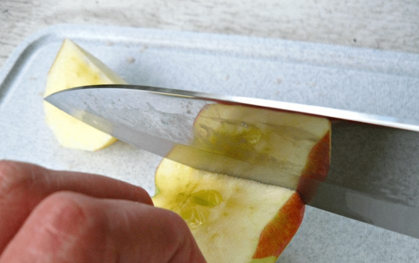 1. Этап. Медово-яблочный пирог: 2. Разрежьте каждое яблоко пополам, затем аккуратно нарежьте кусочками небольшого размера.