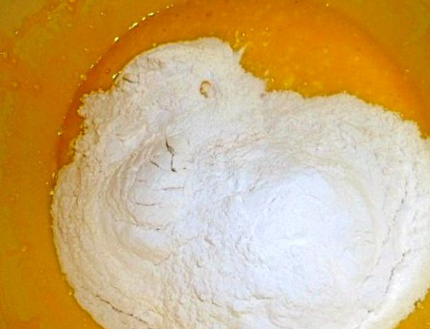 1. Этап. Творожное тесто для вареников: Добавьте муку, замесите тесто.