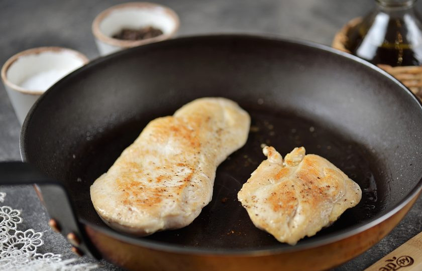 1. Этап. Канапе с курицей: Снимите хлеб, сковороду протрите от остатков крошек, влейте масло. Филе разрежьте вдоль, посолите и поперчите, обжарьте минут по 5 с каждой стороны на умеренном огне до красивой и румяной корочки.