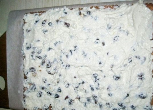 1. Этап. Торт с печеньем и творогом: 4. Разложите пергамент и выложите на него половину всего печенья в один слой (делайте небольшие отступы между каждым рядом), затем выложите половину творожной массы и распределите.