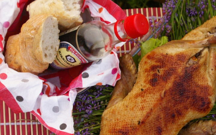 1. Этап. Утка на мангале: Готовая утка приобретает красивую карамельную корочку и прекрасный аромат. Приятного аппетита!