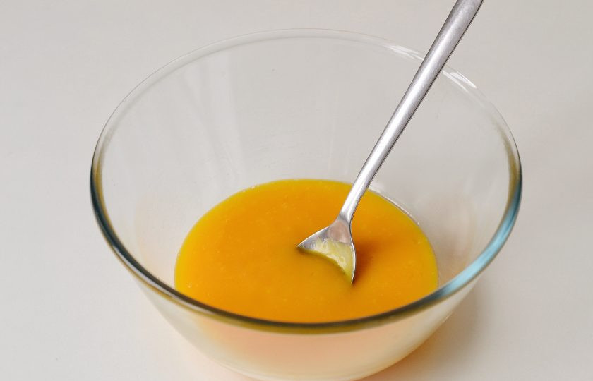 1. Этап. Постное тыквенное печенье: Слейте воду, добавьте сахар, соль и растительное масло. Измельчите блендером до состояния пюре.