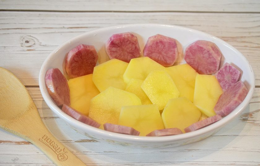 1. Этап. Лосось, запеченный с овощами: 4. Выложите в форму картофель.