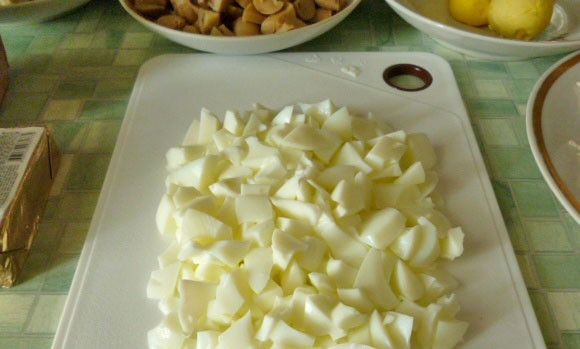 1. Этап. Салат Гнездо глухаря с грибами: Белки отделите от желтков. Белки нарежьте кубиками, а желтки натрите на крупной тёрке.