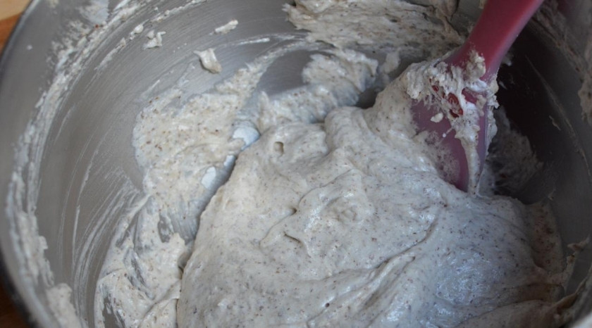 1. Этап. Малиновый торт: Аккуратно замесите тесто, чтоб белки не сели.