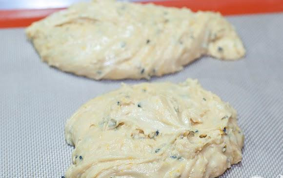 1. Этап. Медовые бискотти с лавандой: 2. Взбить яйца и сахар вместе около 1 минуты. Перемешать с медом, ванилью, мелко тертой цедрой апельсина и цветками лаванды. Добавить муку и перемешать все вместе резиновым шпателем. Разделить тесто пополам и поместить каждую половину на подготовленный противень.