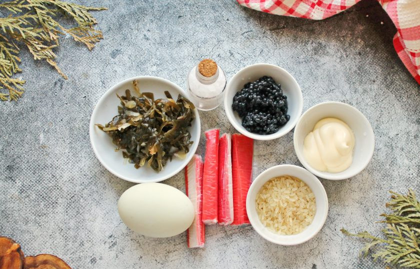 1. Этап. Салат Черное море: Подготовьте все необходимые ингредиенты для приготовления салата 