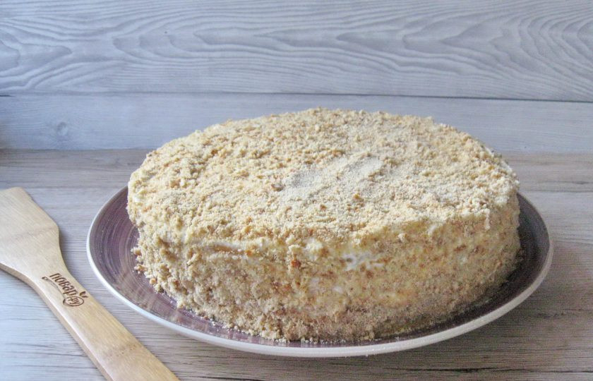 1. Этап. Медовик с вишней и сметанным кремом: Один корж измельчите в крошку и посыпьте торт сверху и с боков.