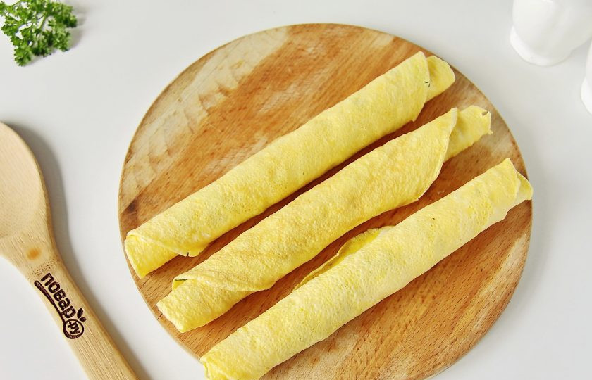 1. Этап. Салат Шарлотка: Сверните блинчики рулетиком.