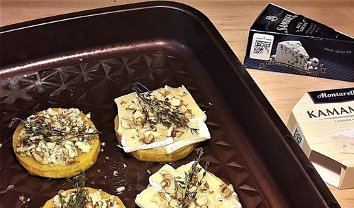 1. Этап. Закуска из тыквы, сыра и орехов: Вынуть из духовки, убрать с тыквы тимьян и положить сыр. На две шайбы я порезала сыр с белой плесенью ломтиками, на две других покрошила сыр с голубой плесенью. Сверху покрошила на шайбы грецкие орехи, и положила веточки тимьяна (для аромата). Запекать еще 5 минут. Перед тем как кушать - уберите веточки тимьяна