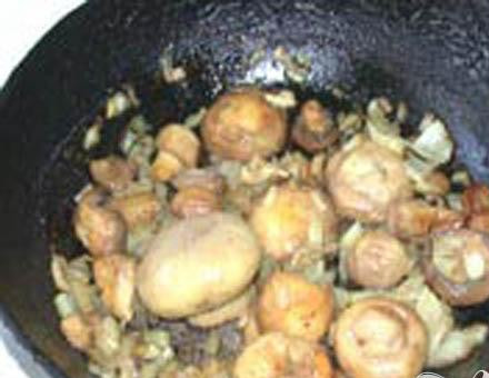 1. Этап. Утка, запеченная с грибами и картофелем: 1. В первую очередь очищаем грибы. Затем в сливочном масле на сковороде обжарим грибы. Очищаем лук и нарезаем его мелкими кусочками, добавляем на сковороду к грибам. До готовности грибов и до прозрачности лука обжариваем. Далее промываем и очищаем картофель, каждую картофелину разрезаем на четыре части, и в небольшом количестве подсоленной воды картофель припустить.